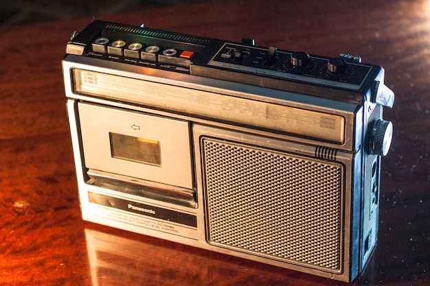 Stary, vintage w stylu retro srebrny boom box lub radiomagnetofon.