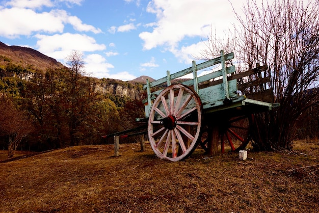 Zdjęcie stary wagon w krajobrazie wiejskim