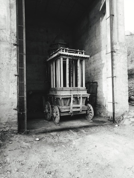 Zdjęcie stary wózek w budowie
