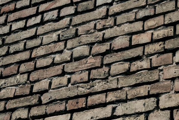 Stary wyblakły mur z cegły