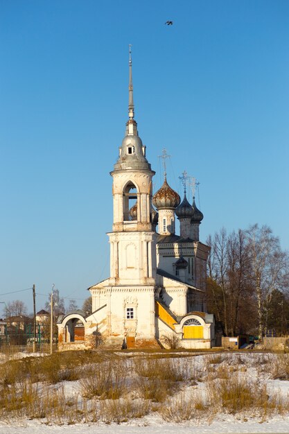 Stary zabytkowy kościół wczesną wiosną