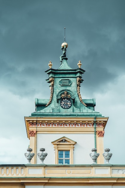 Zdjęcie stary zabytkowy pałac w warszawie wilanów, o architekturze parkowej