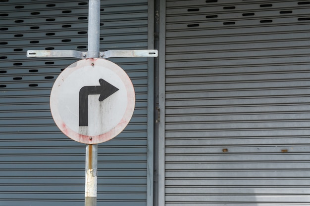 Zdjęcie stary znak drogowy na ostry zakręt w prawo, znak skręcić w prawo