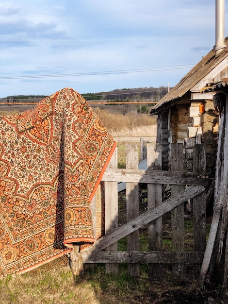 Stary zniszczony dom retro w słoneczną pogodę