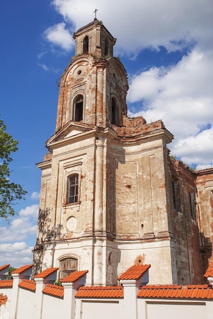 Stary zniszczony kościół Ruiny katolickiego kościoła Dzwonnica zniszczonego starego kościoła Wartość historyczna XVIII-wieczne Łyskowo Białoruś