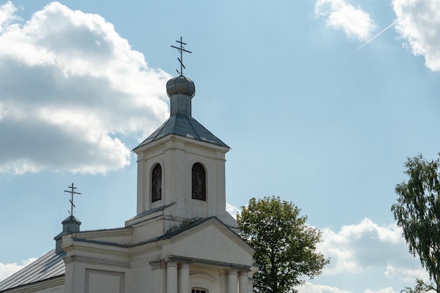 Stary zniszczony kościół z kamienia i cegły Historyczny budynek o znaczeniu religijnym Chrześcijański kościół na tle nieba Rekonstrukcja i naprawa starych budynków