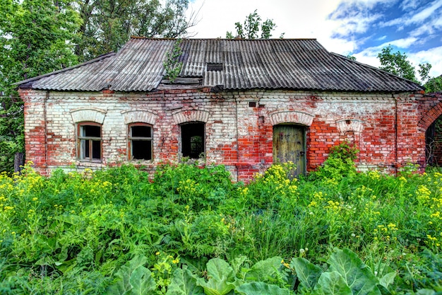 Stary, zrujnowany dom na wsi.