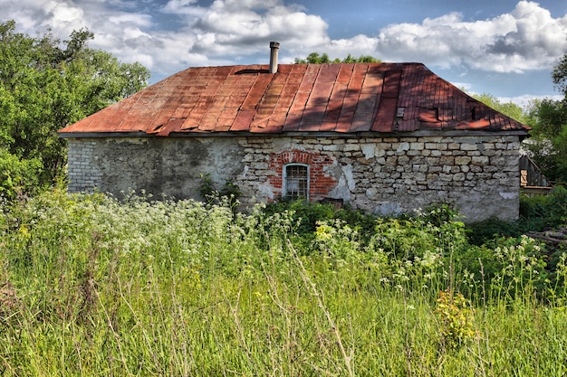 Zdjęcie stary, zrujnowany dom na wsi.