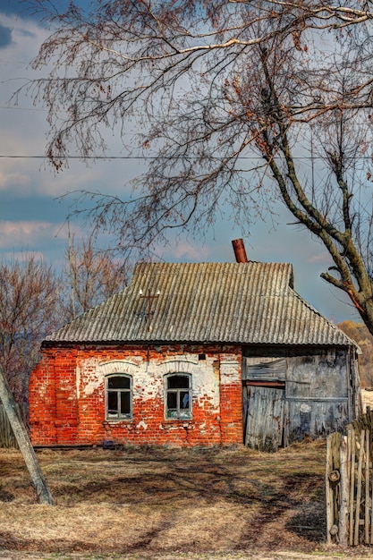 Stary, zrujnowany dom na wsi.