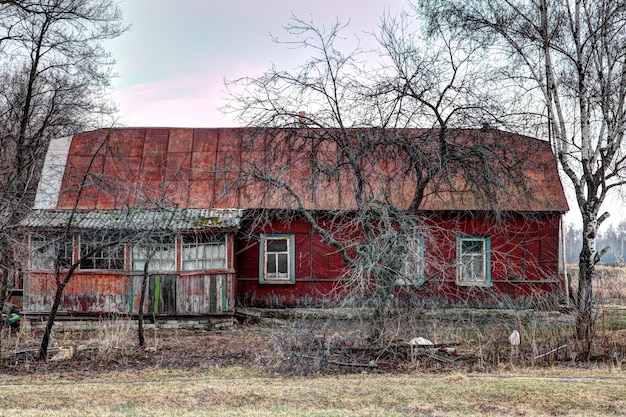 Stary, zrujnowany dom na wsi.