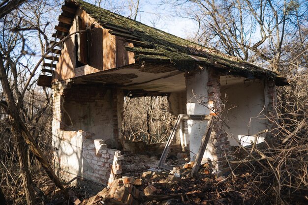 Stary zrujnowany dom nie nadaje się do zamieszkania powalonej ściany z cegły