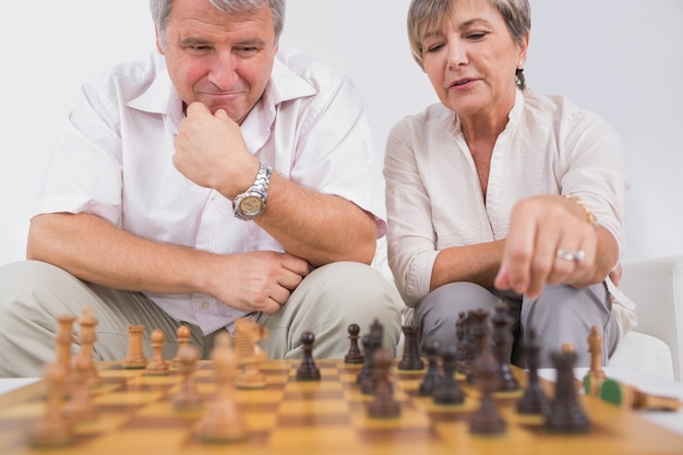Zdjęcie starzy kochankowie bawić się szachy