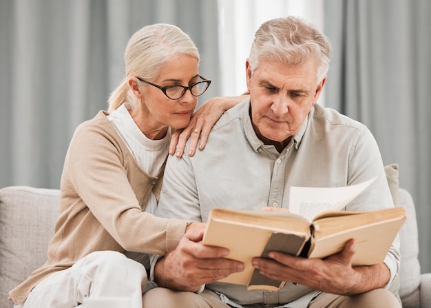 Starzy ludzie Studium Biblii i wiara chrześcijańska z uwielbieniem i czytaniem książek Wellness i duchowość razem na emeryturze Łączenie się w związku religijnym, para w domu z ewangelią i pismami świętymi Bóg i módlcie się
