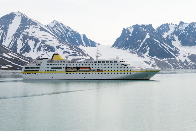 Zdjęcie statek ekspedycyjny na morzu arktycznym, svalbard. statek wycieczkowy pasażerski. rejs po arktyce i antarktydzie.