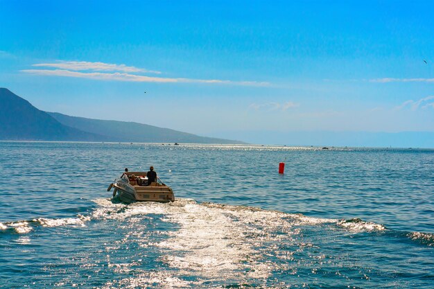 Statek i ludzie na Jeziorze Genewskim w Vevey, kanton Vaud, Szwajcaria. Alpy w tle