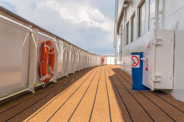 Statek lato relaksujące wakacje piękna turystyka łódź luksusowi ludzie Żaglówka statek karnawał