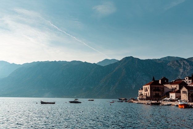 Statek niedaleko wioski Perast. Czarnogóra