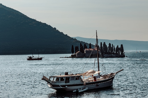 Statek niedaleko wioski Perast. Czarnogóra