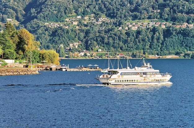 Statek pasażerski w luksusowym kurorcie Ascona nad jeziorem Maggiore w kantonie Ticino w Szwajcarii.