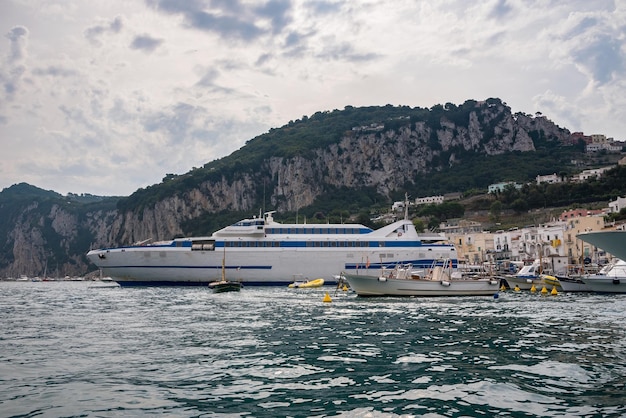 Statek pasażerski w porcie na wyspie Capri