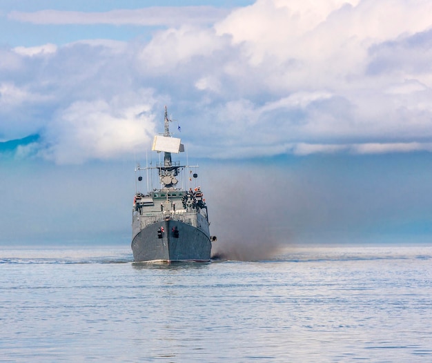 Zdjęcie statek straży przybrzeżnej w zatoce oceanu spokojnego na kamczatce