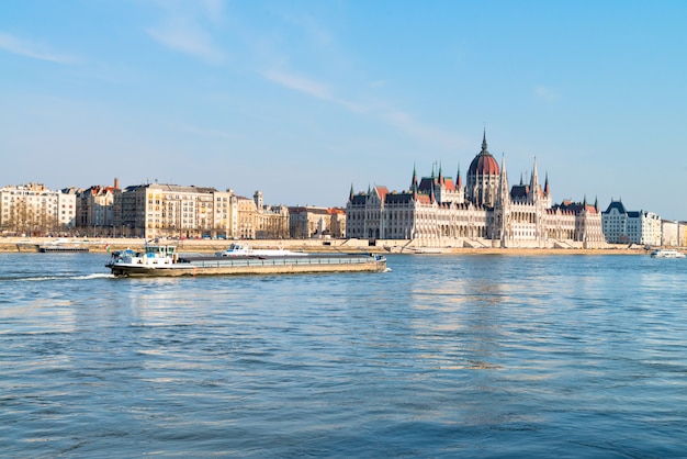 Statek towarowy mija budynek Parlamentu w centrum Budapesztu