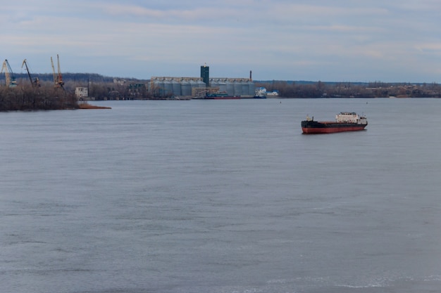 Statek towarowy płynący po rzece Dniepr
