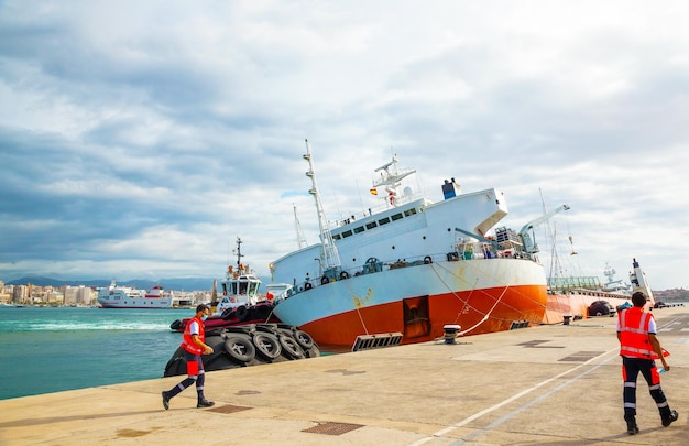 Statek transportowy tonie w porcie Palma de Mallorca, a holownik ratuje