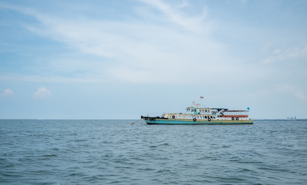 Statek Turystyczny Na Krajobrazie Oceanu I Błękitnego Niebakoncepcja Podróży łodzią Dla Podróżnika Transportowego