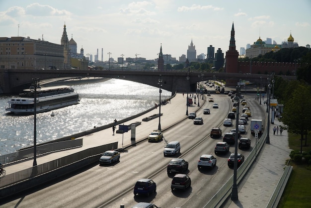 Statek turystyczny płynie wzdłuż rzeki Moskwy Tramwaj rzeczny przewozi pasażerów Moskwa Rosja 28 sierpnia 2022