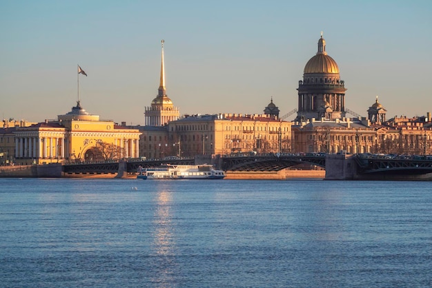 Statek Turystyczny Przepływa Pod Mostem Wiosna Sankt Petersburg Z Widokiem Na Katedrę św. Izaaka Widok Z Rzeki Newy Zachód Słońca Widok Na Most Pałacowy życie W Mieście Widok Z Pocztówki