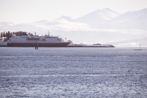 Statek usługowy rejs i góry w tle. Norwegia.