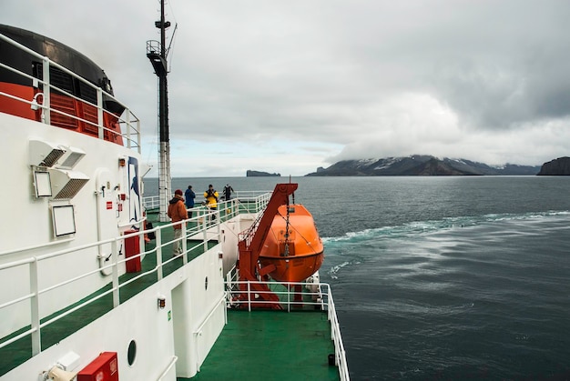 Statek w krajobrazie Deception Island Antarktyda