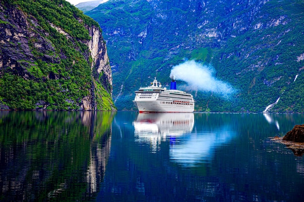 Statek wycieczkowy, liniowce wycieczkowe na fiordzie Geiranger w Norwegii. Fiord jest jednym z najczęściej odwiedzanych miejsc turystycznych w Norwegii. Fiord Geiranger, wpisany na Listę Światowego Dziedzictwa UNESCO
