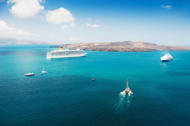 Statek wycieczkowy na morzu w pobliżu wysp greckich. Wyspa Santorini, Grecja.