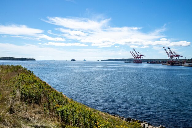 Zdjęcie statek wycieczkowy norwegian pearl w widoku na port halifax z wyspy georges - halifax, nowa szkocja, cana