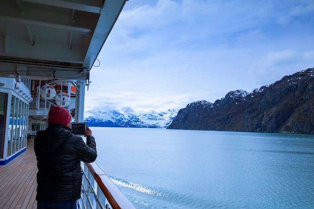 Statek wycieczkowy pływający po Parku Narodowym Glacier Bay na Alasce