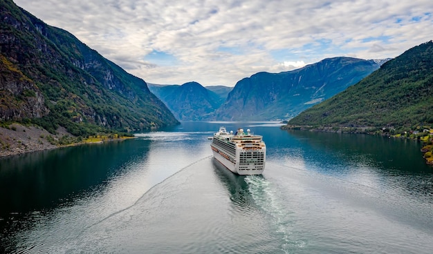 Statek wycieczkowy, statki wycieczkowe Na fiordu Hardanger, Flam Norway. Piękna przyroda Norwegia naturalny krajobraz.