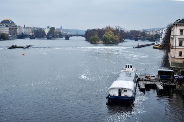 Statek wycieczkowy w porcie portowym do wysłania odbiór Czechów i zagranicznych podróżników wycieczka pasażerska Praha Stare miasto w Wełtawie Mołdawia przy Moście Karola Karola w Pradze Czechy