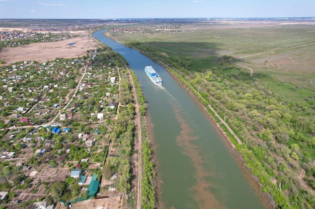 Statek wycieczkowy z turystami jest blokowany w Kanale Żeglugowym WołgaDon imieniem Lenina Wołgograd Rosja