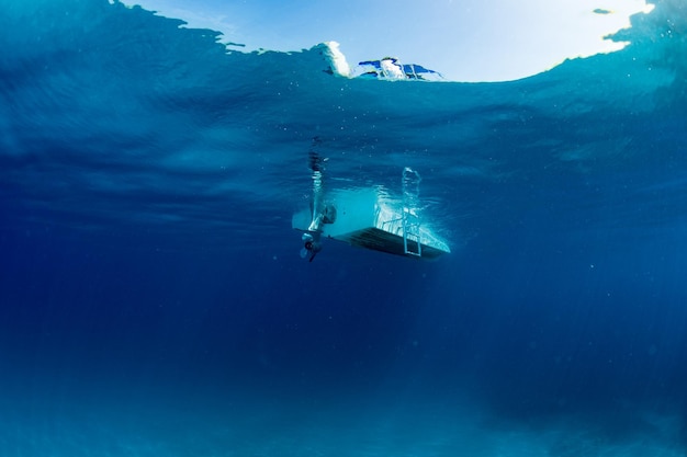 Statek z podwodnego błękitnego oceanu