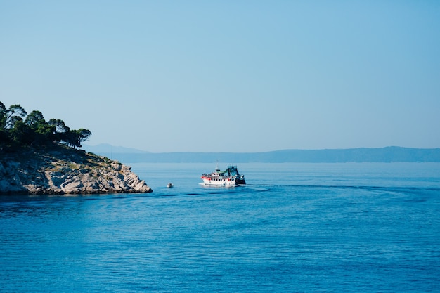 Zdjęcie statek z turystami miasto makarska