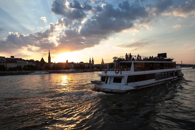 Statek z wycieczką pływającą po rzece Dunaj