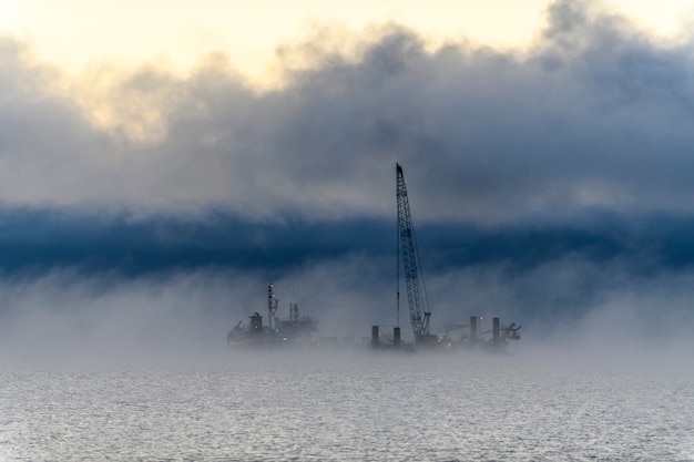 Statek zaangażowany w pogłębianie Pogłębiarka pracująca na morzu Silna mgła na morzu arktycznym