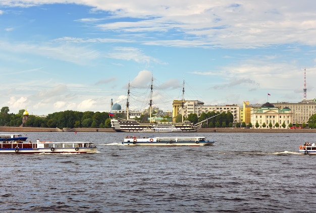 Statki na Neva Turystyczne łodzie pływają żaglową fregatą przy molo