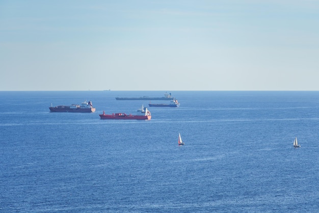 Statki towarowe Frachtowce zakotwiczone na Morzu Śródziemnym i żaglówki płynące