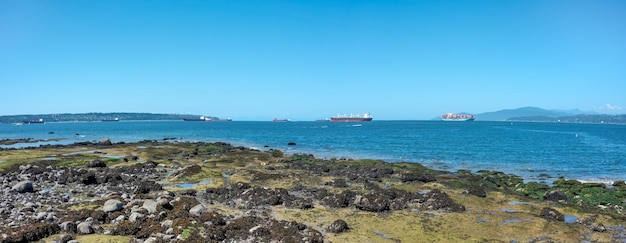 Statki towarowe zakotwiczone na redzie w zatoce Burrard