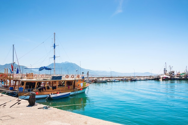Statki turystyczne w porcie Alanya, Turcja. Piękny widok na morze?