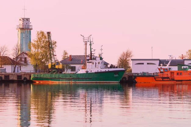 Statki w Marinie w Windawie. Ventspils miasto w regionie Kurlandii na Łotwie. Łotwa jest jednym z krajów bałtyckich