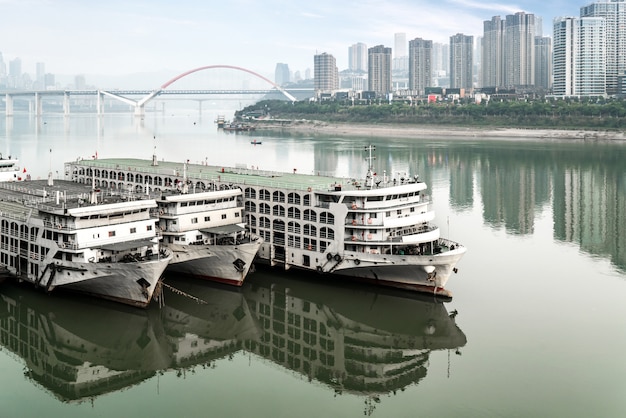 Statki Wycieczkowe I Drapacze Chmur W Chaotianmen Wharf, Chongqing, Chiny